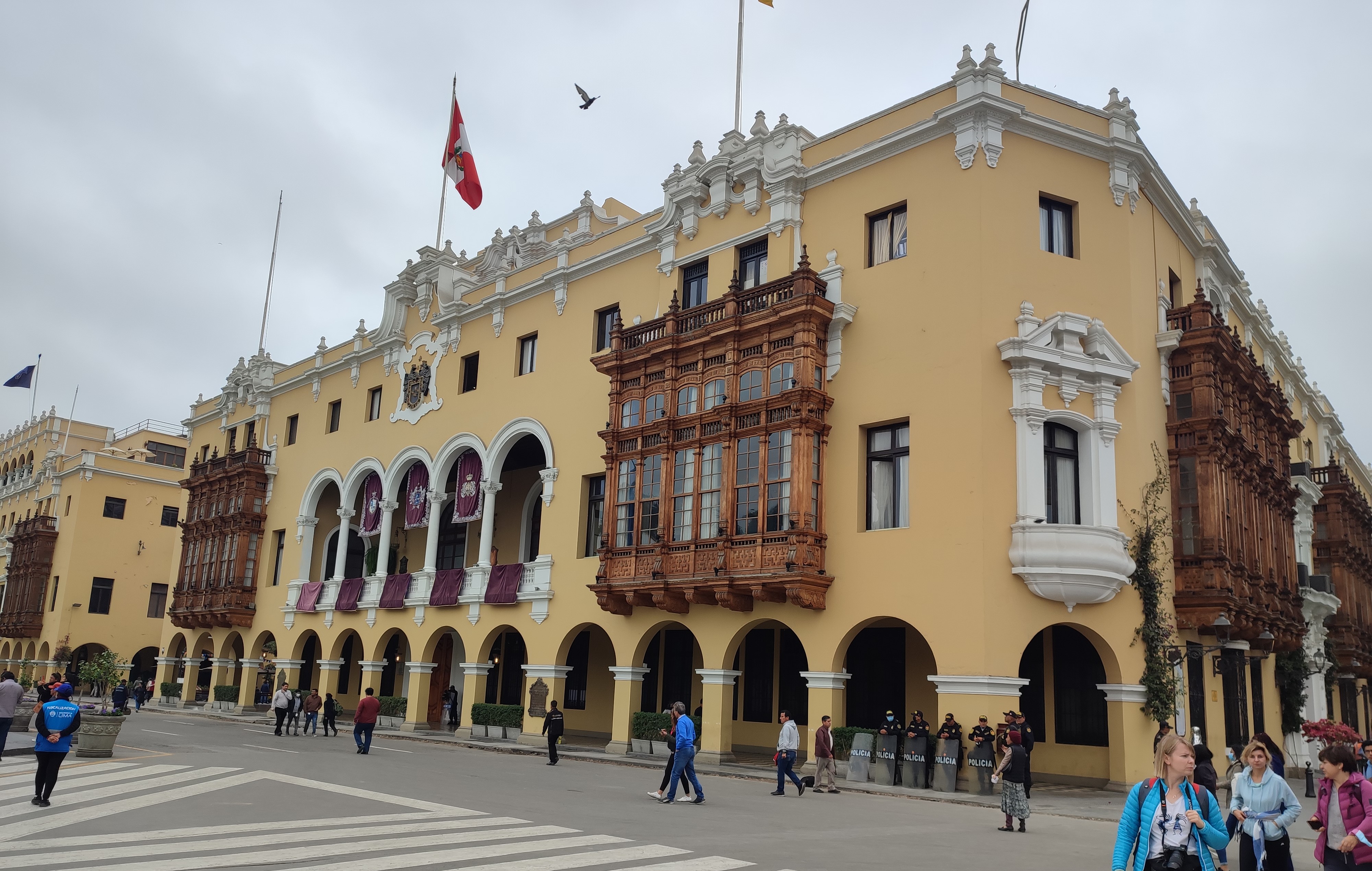 Большие балконы - это архитектурная гордость Лимы. Они все пересчитаны и подробно описаны. Под балконами стоит полиция, её в центре много.