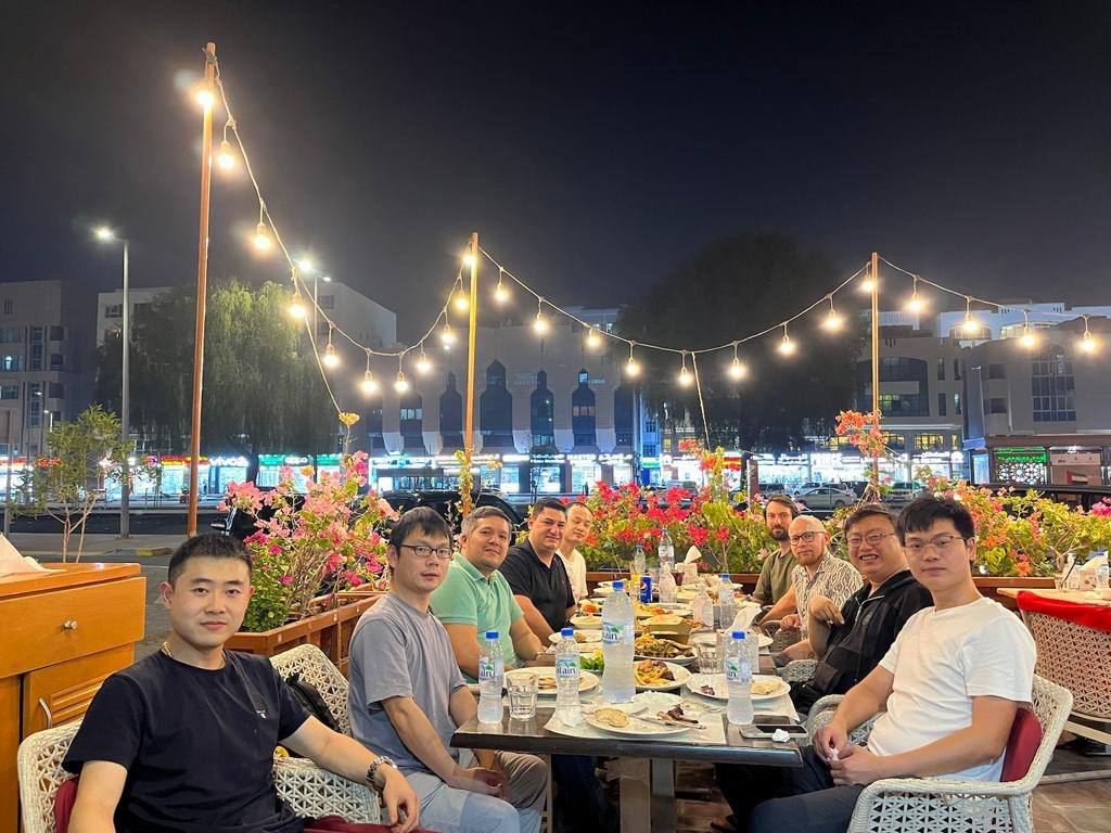 На фото люди из Бразилии, Казахстана, России и Китая собрались в Эмиратах, чтобы угоститься ливанской едой