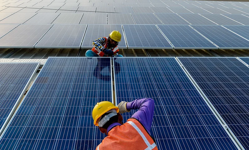 Солнечные панели на крыше дома в Индии. Сейчас это — вторая страна после Китая по уровню использования солнечной энергетики. США и страны Европы отстают
