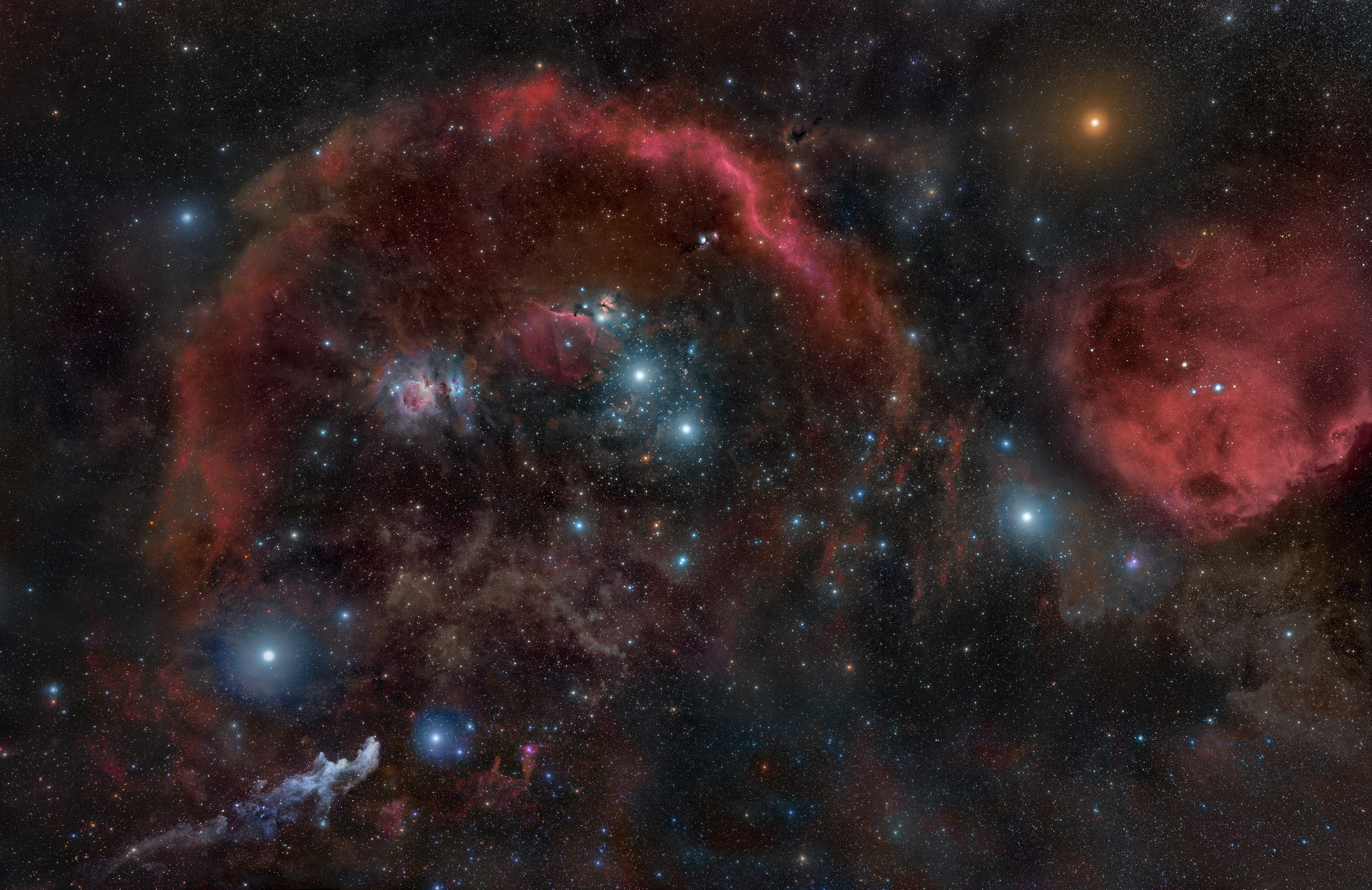 Созвездие Ориона, погруженное в комплекс эмиссионных и отражательных туманностей  