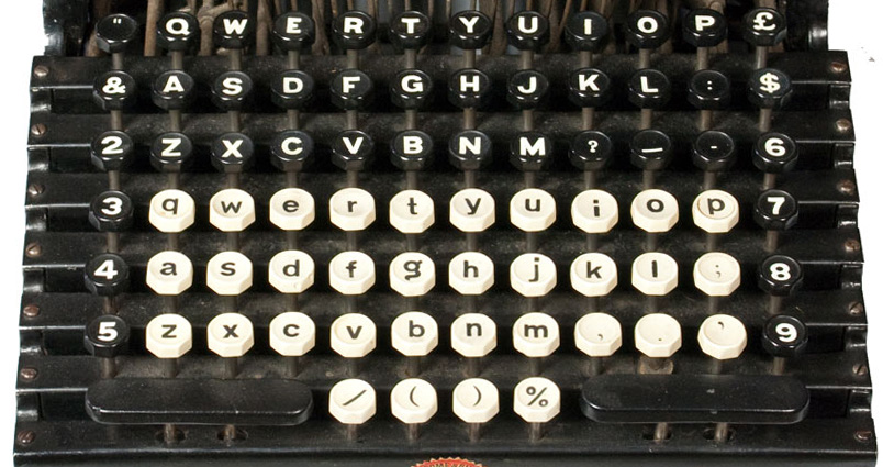 Рисунок 14. Клавиатура пишущей машины Смис Премьер 1. Обратите внимание на разный цвет клавиш для строчных и прописных букв. Это позволяло лучше ориентироваться в клавишах
