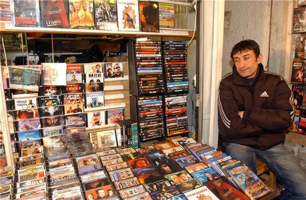 Торговец пиратскими дисками. Фото с сайта dzen.ru