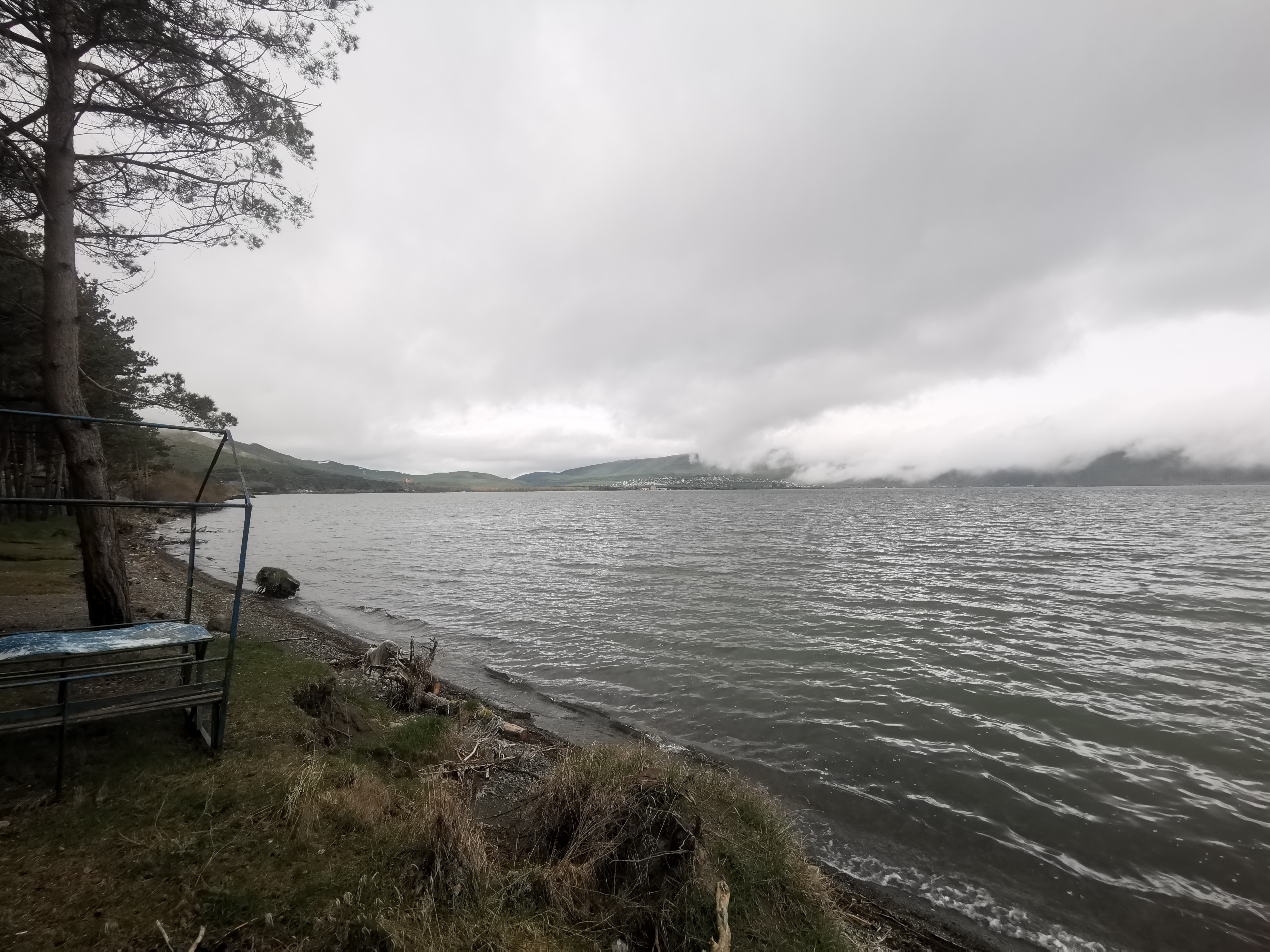 Озеро Севан перед дождем