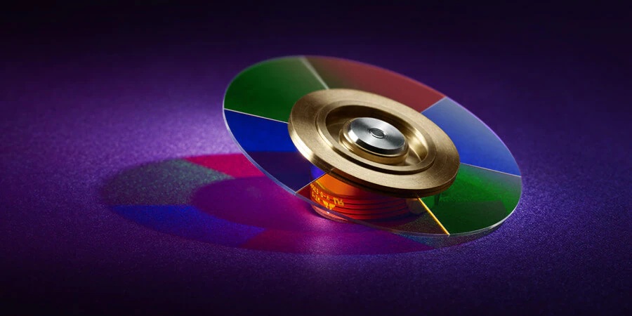 В ярких одноматричных проекторах используется цветовое колесо