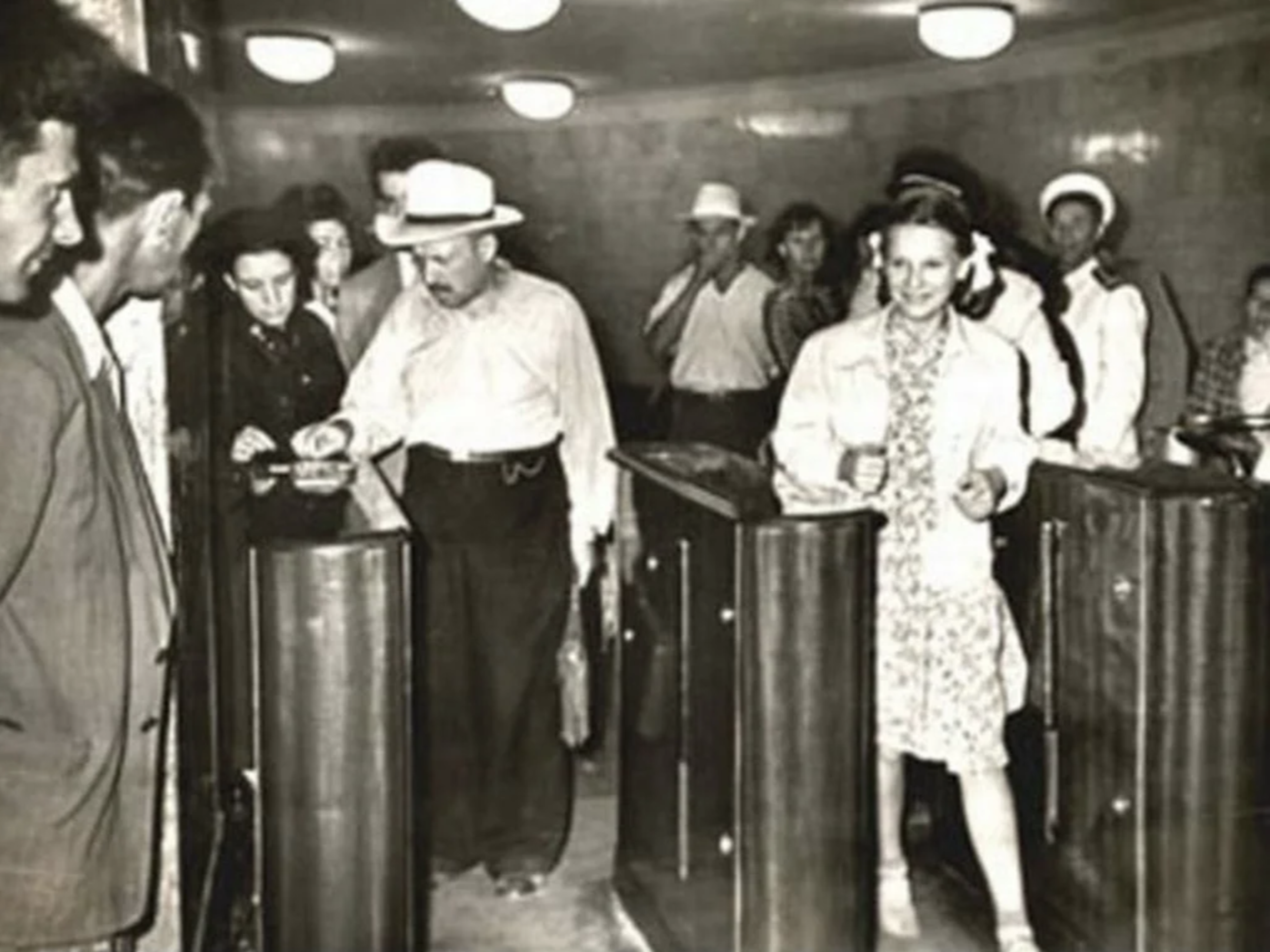 Первые турникеты свободного прохода на станции «Красные ворота», 1959 год.