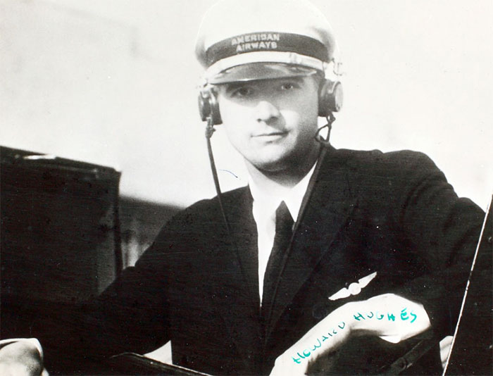 Хьюз — пилот American Airways. Источник