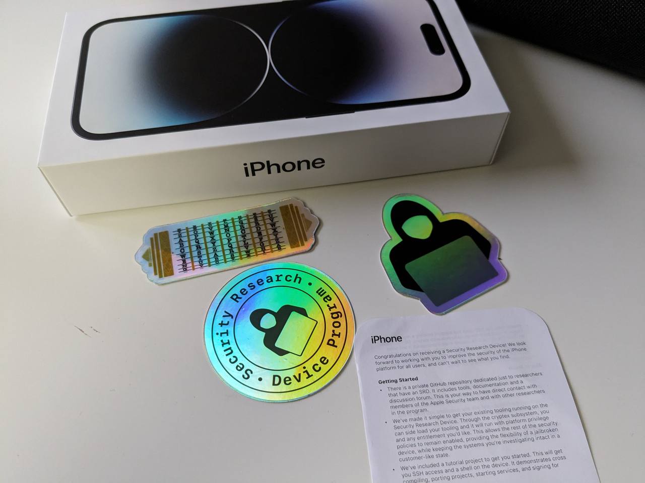 Комплект исследователя безопасности: iPhone 14 Pro, специальная инструкция и памятные стикеры