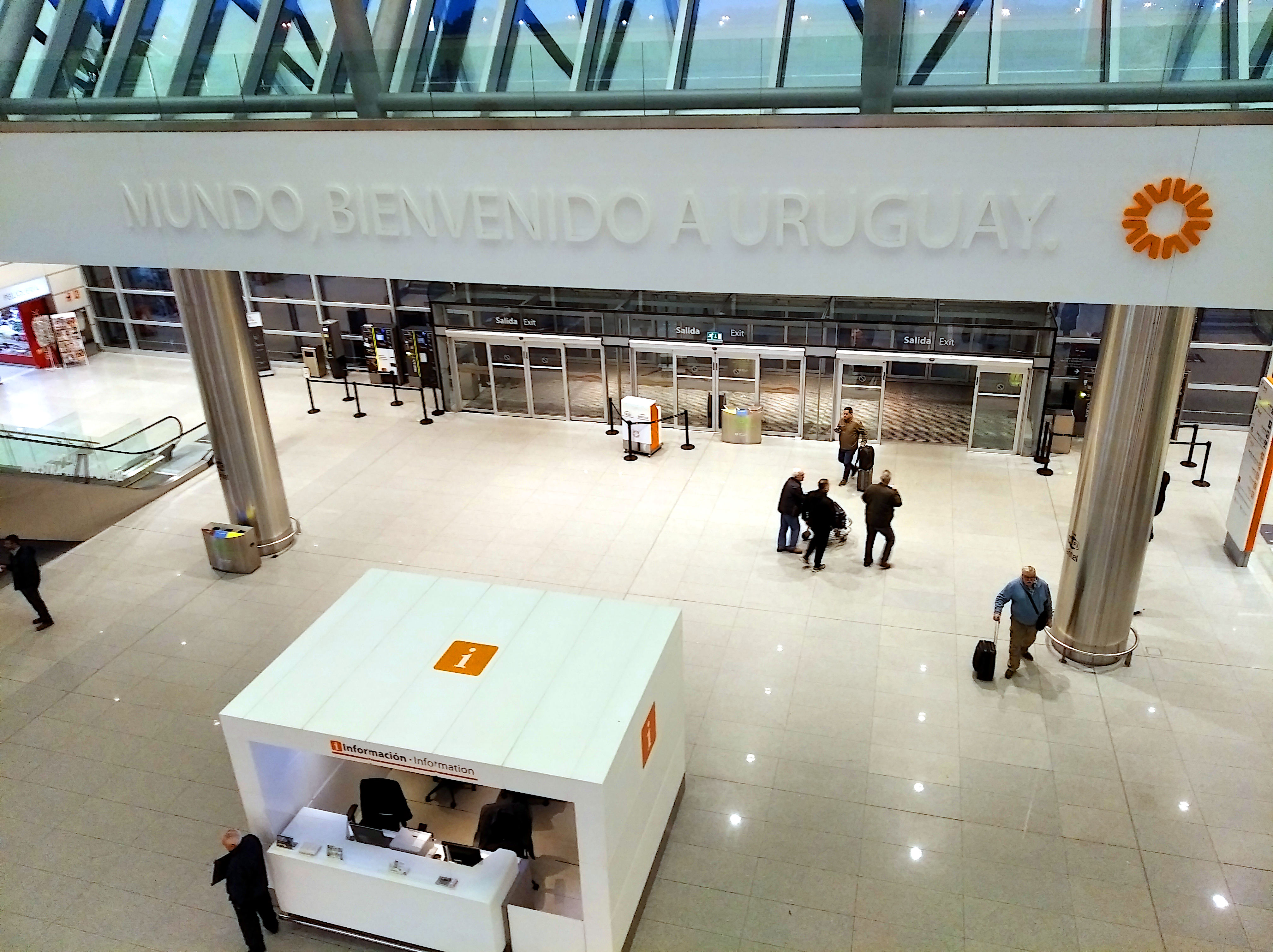 Если вам нравится, когда вас досматривают на входе, то аэропорт Монтевидео не для вас