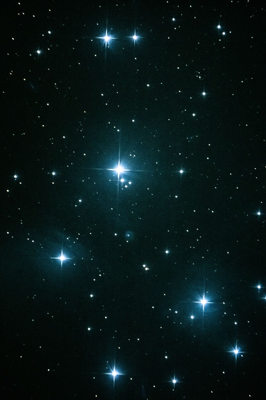 Рассеянное звёздное скопление Плеяды расположено в созвездии Тельца. В невооруженный глаз они похожи на характерный ковшик. Автор снимка Tateshi Yokotaishi.