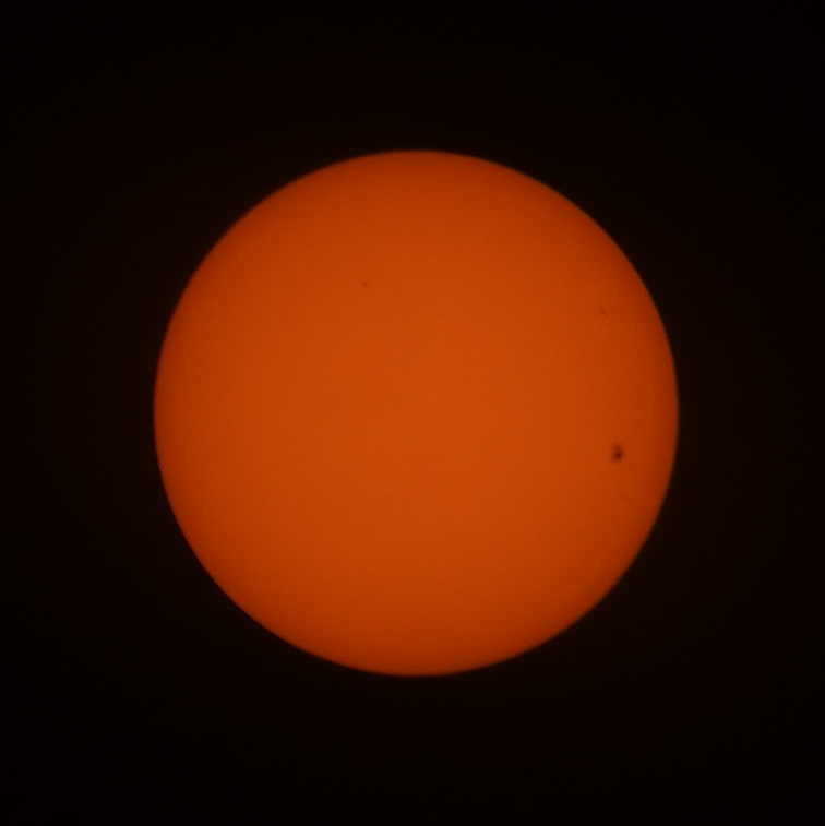 Солнце, через плёночный солнечный фильтр для телескопа