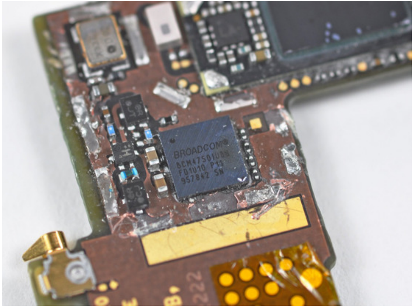 ГНСС-чип Broadcom BCM4750 на плате телефона iPhone 4 версии GSM (металлический защитный экран снят, источник ifixit.com)