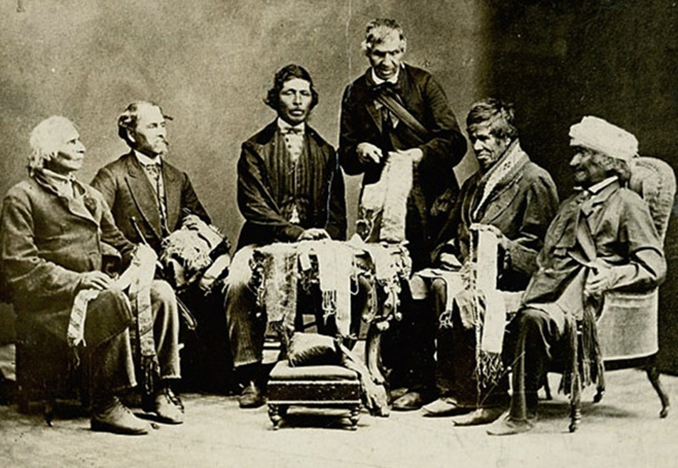 Вожди шести индейских племен демонстрируют свои вампум-пояса, Канада, 1871 год. Источник
