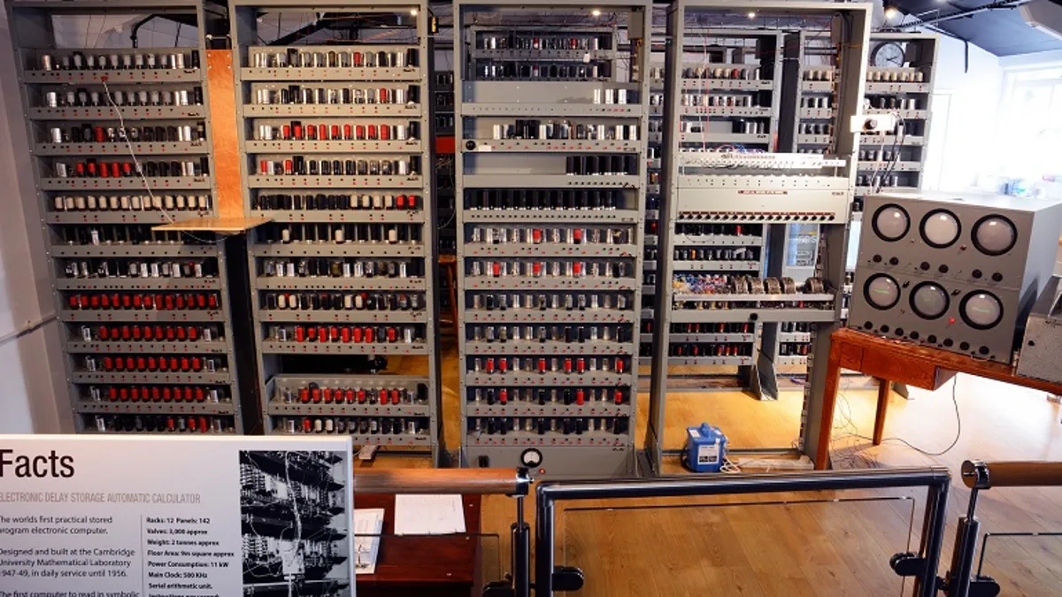 Восстановленная копия компьютера Electronic Delay Storage Automatic Computer (EDSAC), справа от которой можно наблюдать приборную панель на основе электронно-лучевых трубок осциллографического типа. Фото было сделано в «Национальном музее вычислительной техники и операторов» США.