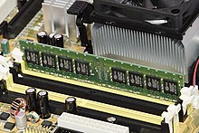 Модуль оперативной памяти DRAM, вставленный в материнскую плату