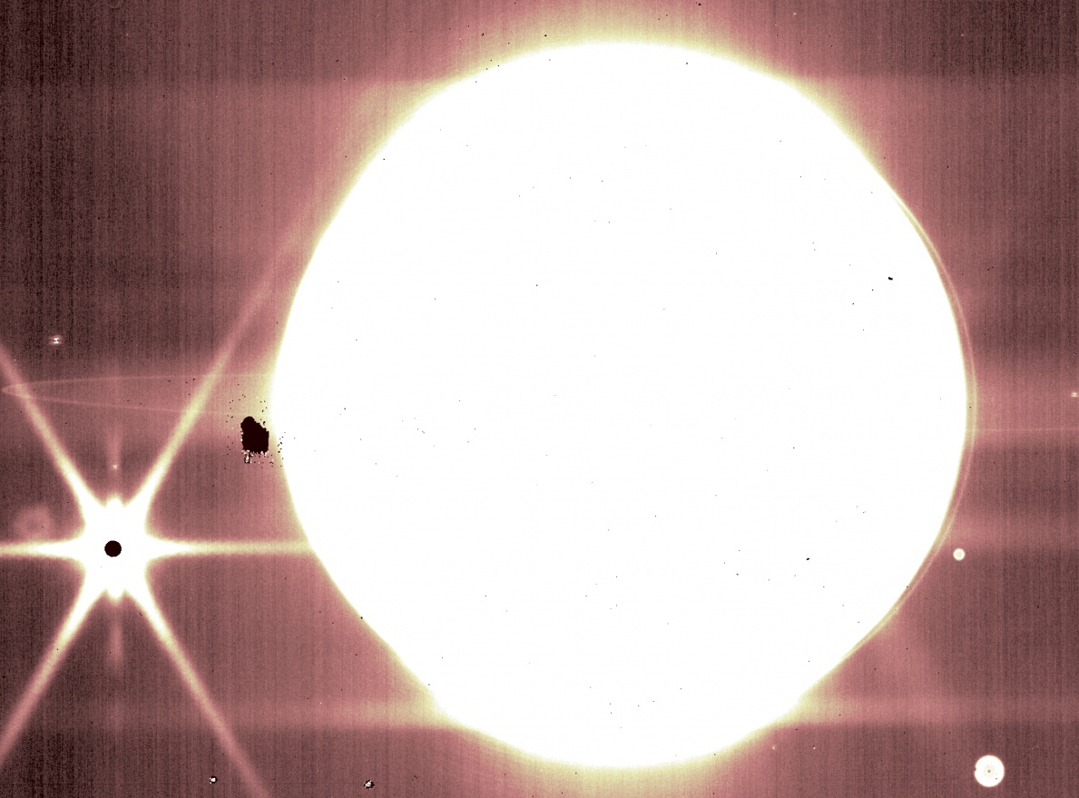 Юпитер и его спутники снятые через фильтр Джеймса Уэбба NIRCam 3,23 мкм: слева внизу — Европа, над ней главное кольцо Юпитера, еще выше — Фива, справа под главным кольцом — Метида 