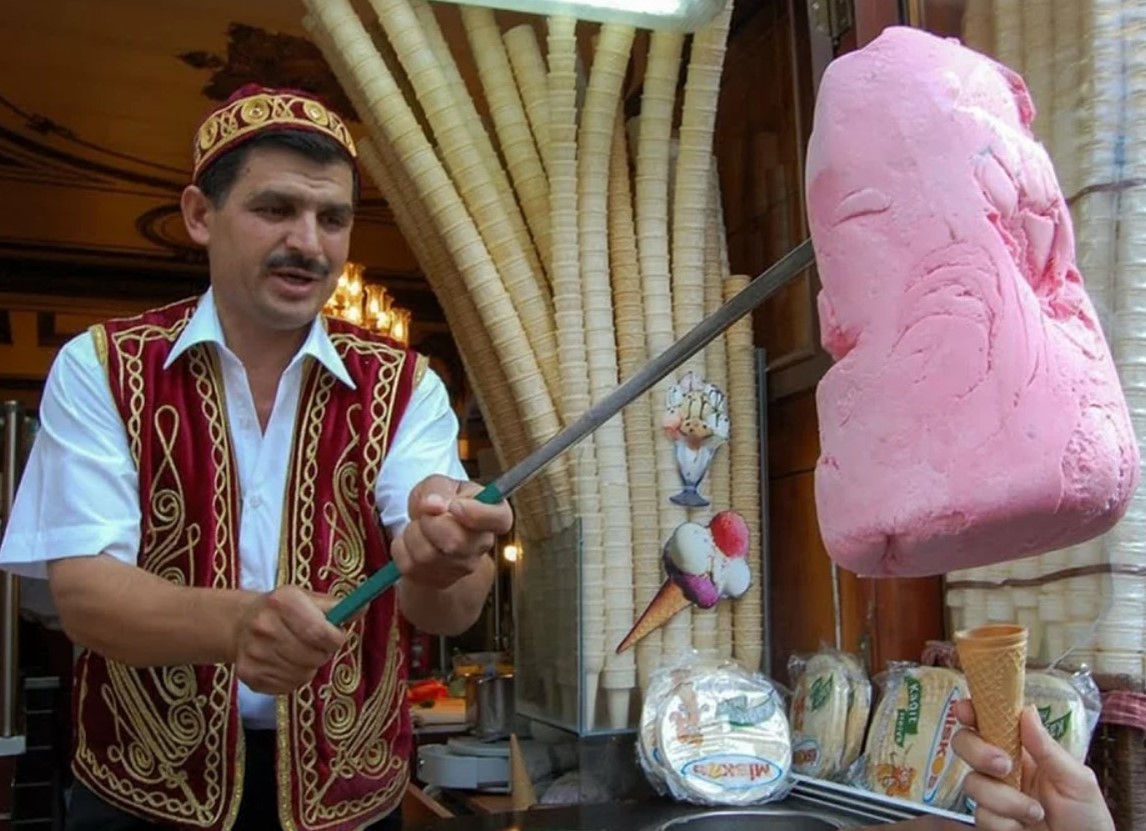 Дондурма - то самое мороженое, техникой продажи которого веселые мороженщики развлекают детишек на турецких улочках. Держу в курсе.