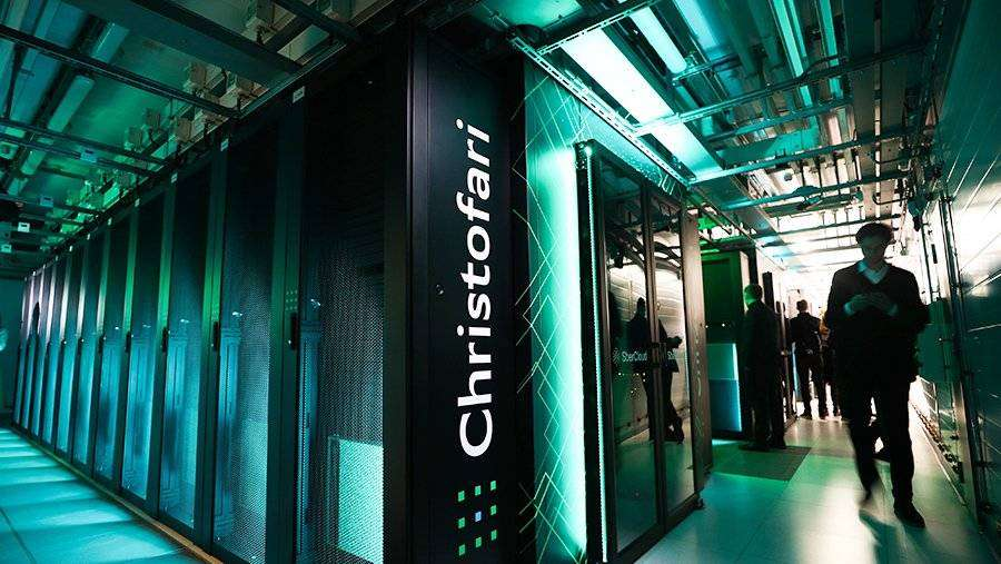 Центр обработки данных Сбербанка, где размещен Christofari. С зеленой брендированной подсветкой выглядит довольно стильно.
