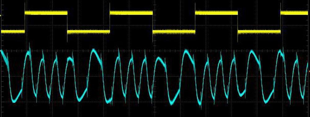 Выходной сигнал при подаче битов со скоростью 600 бод (т.е. прямоугольная волна 300 Гц).