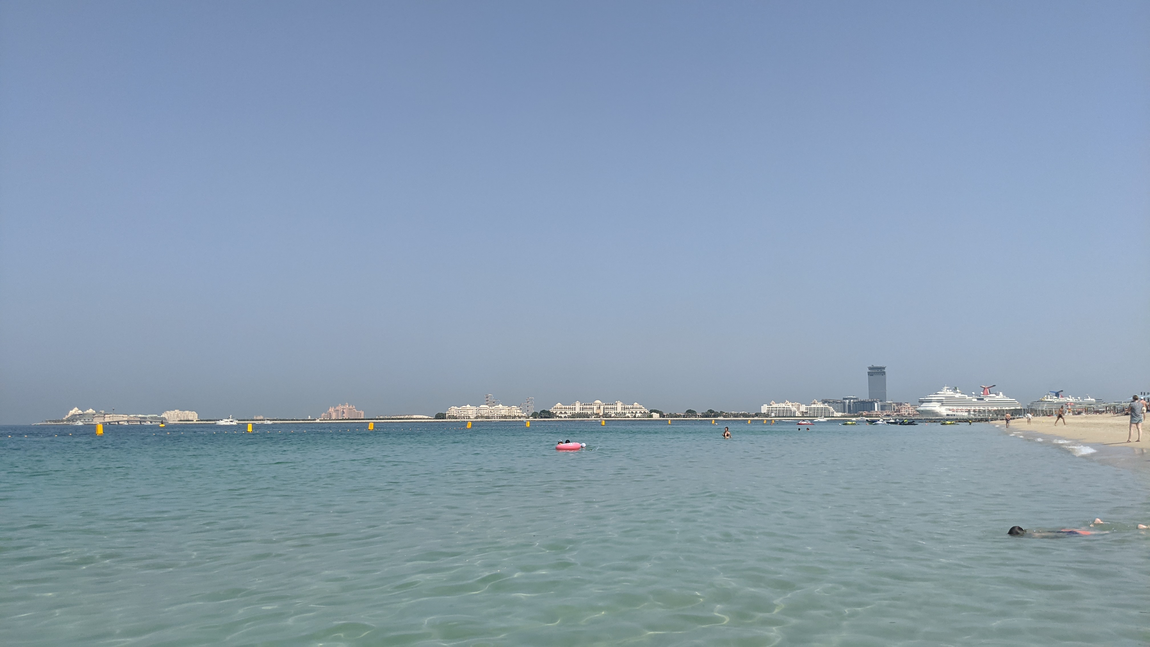 Вид на Palm Jumeirah с пляжа в Caesars Palace в Дубае
