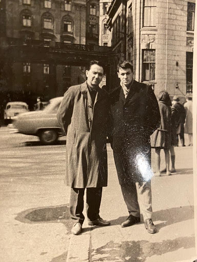 Анатолий Шалыто с отцом на фоне Дома Бенуа на Кировском проспекте Ленинграда, около 1968 года. Фото из семейного архива