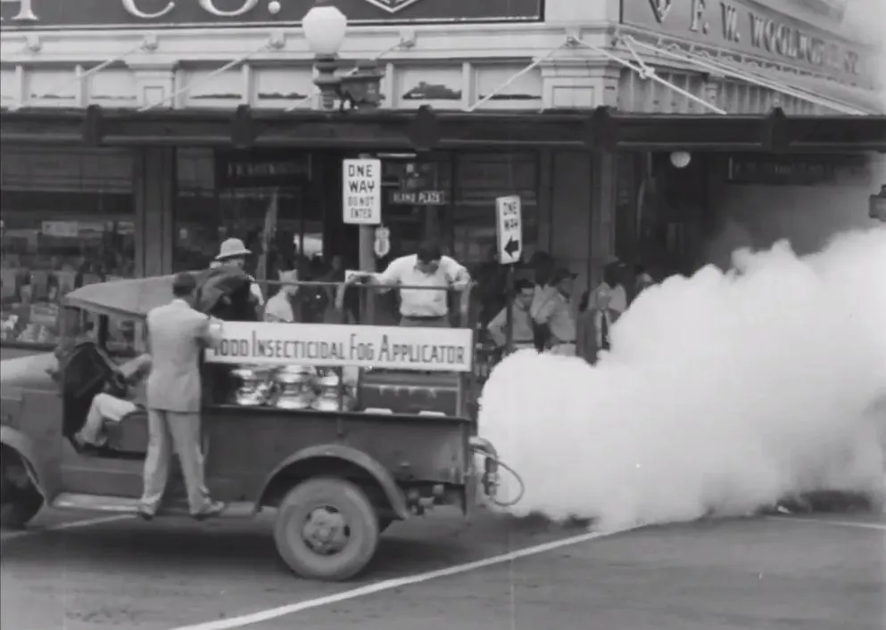 1946. Борьба с полиомиелитом при помощи ДДТ в Сан-Антонио, Техас. Тогда ошибочно считалось, что болезнь распространяют мухи. Источник