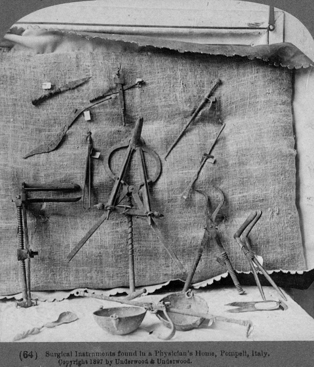 Хирургические инструменты обнаруженные в ходе раскопок «Дома хирурга»