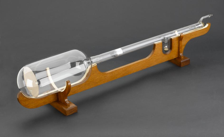 Один из первых прототипов электронно-лучевой трубки Карла Фердинанда Брауна