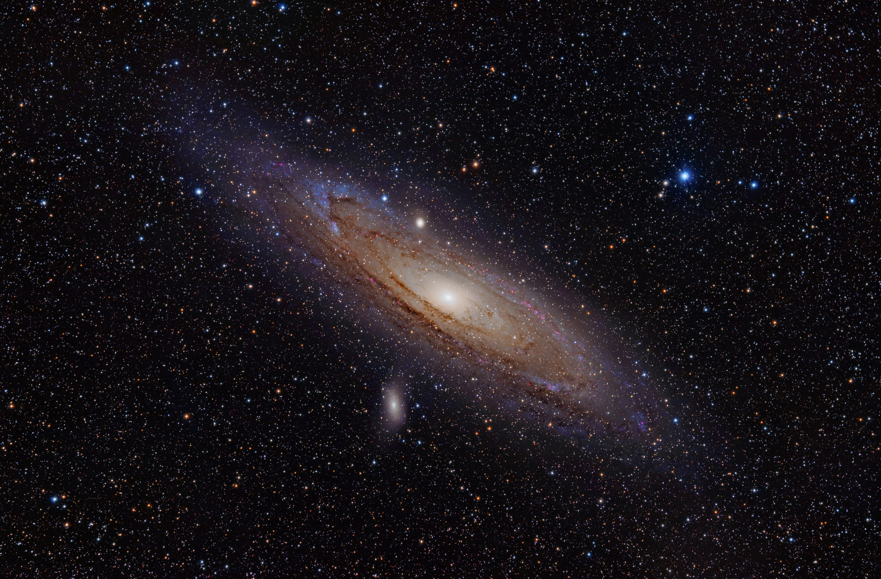 Спиральная галактика М31 в созвездии Андромеды  