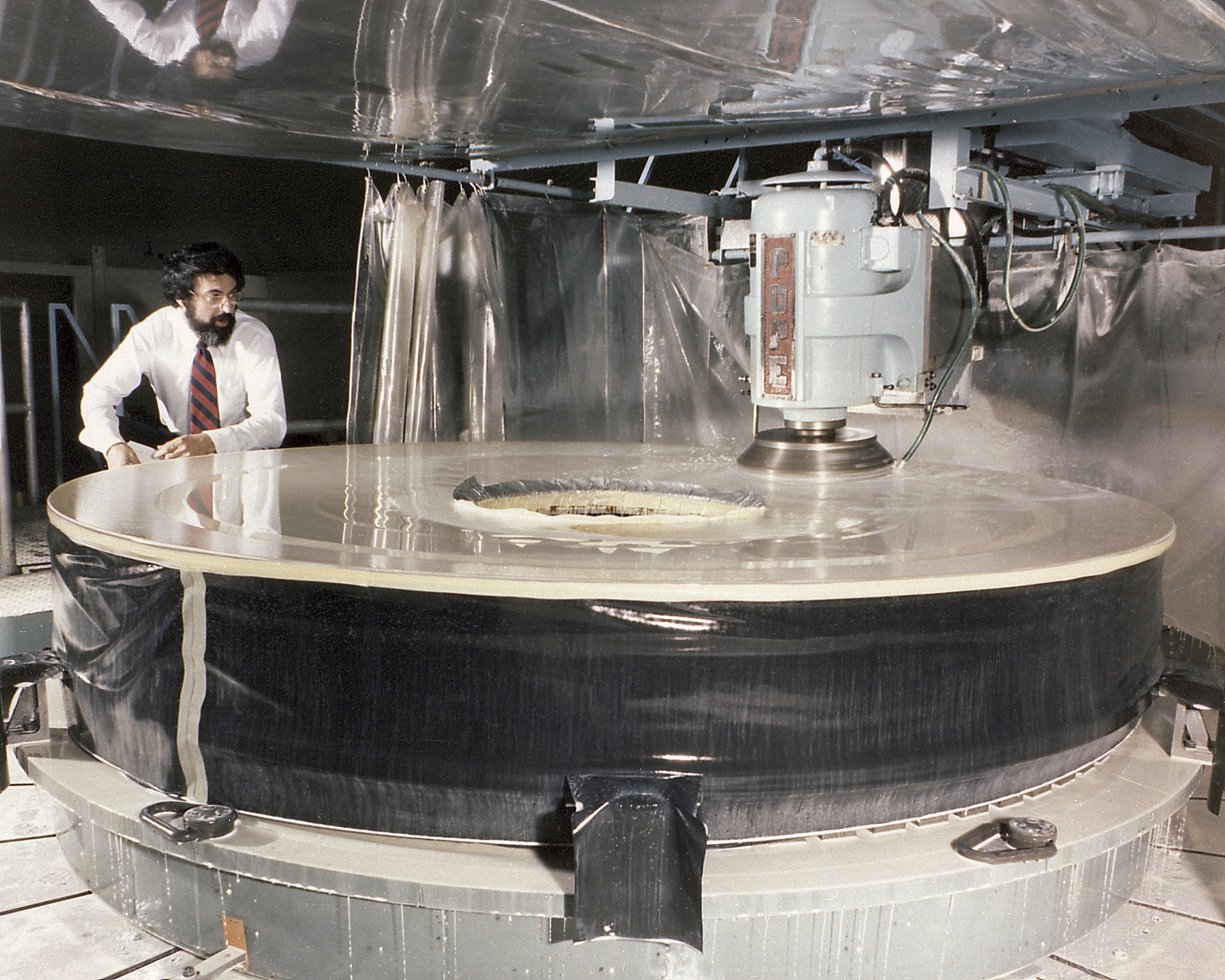 Главное зеркало космического телескопа Хаббл полируется на заводе Перкин-Элмер в 1979 году