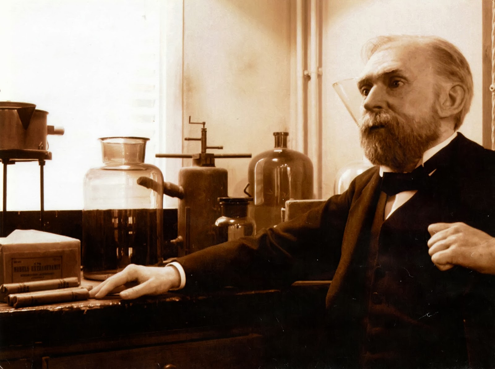 Альфред Нобель в своей лаборатории