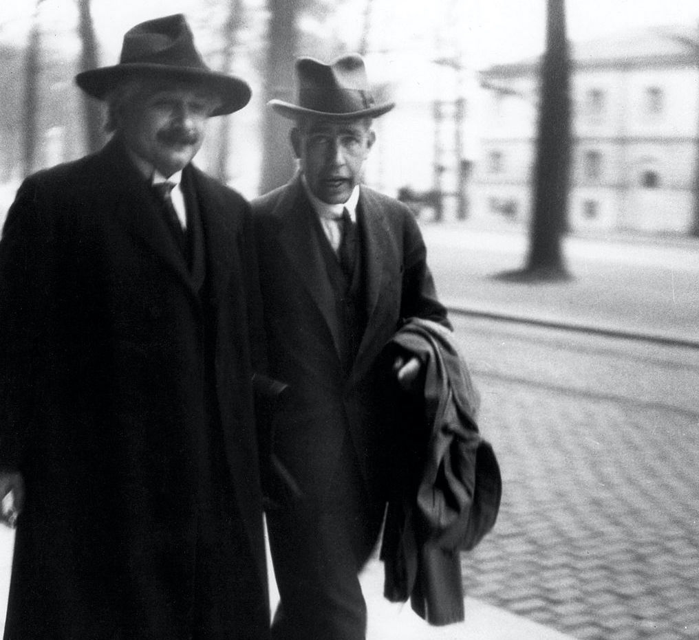 Настоящее фото спора Альберта Эйнштейна и Нильса Бора на шестом Солвеевском конгрессе в 1930 году
