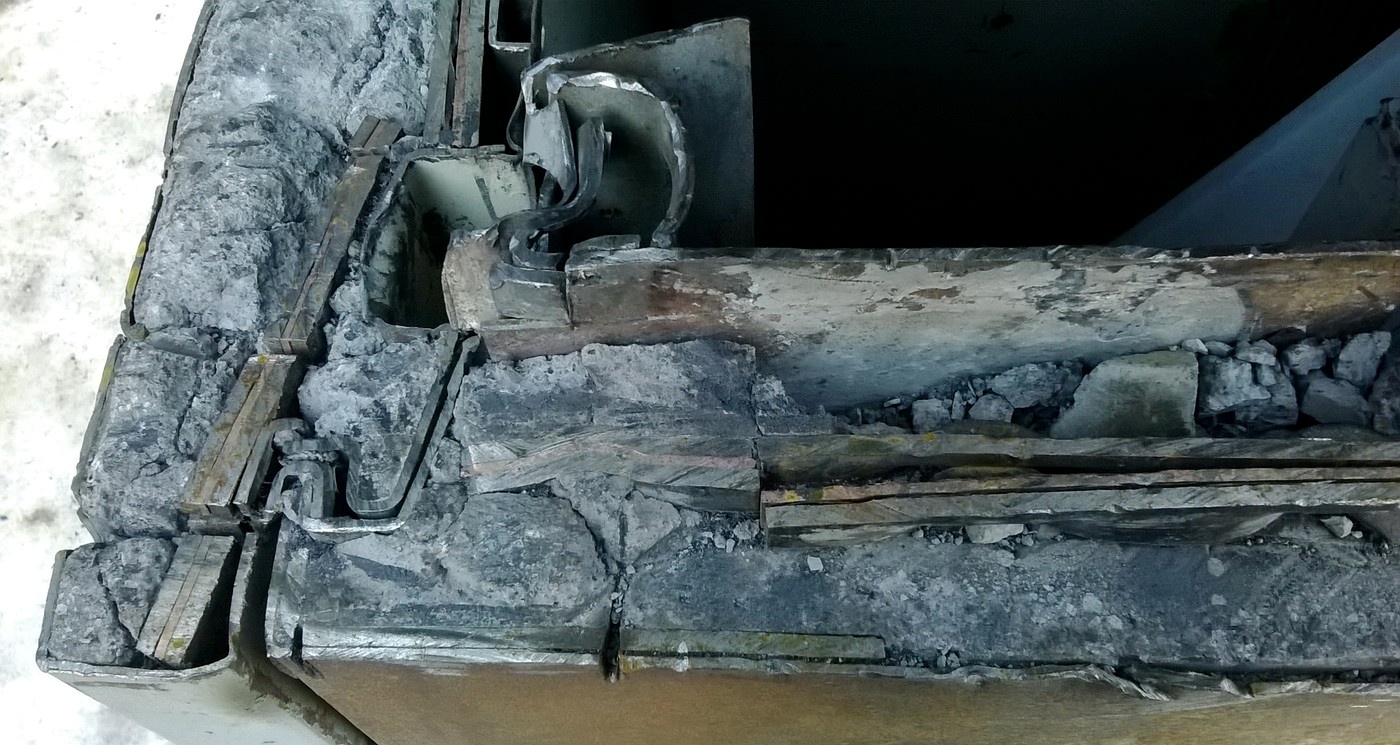 Так выглядит вскрытие старого сейфа с помощью болгарки и ручного инструмента. Основной наполнитель стенок – бетон. Фото: vistador