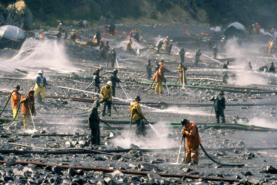 Выброс нефти из танкера «Эксон Валдиз» — авария танкера компании Exxon «Эксон Валдиз». Авария произошла 23 марта 1989 года у берегов Аляски. В результате катастрофы около 10,8 миллионов галлонов нефти (около 260 тыс. баррелей или 40,9 миллионов литров) вылилось в море, образовав нефтяное пятно в 28 тысяч квадратных километров. Всего танкер перевозил 54,1 миллиона галлонов нефти. Было загрязнено нефтью около двух тысяч километров береговой линии