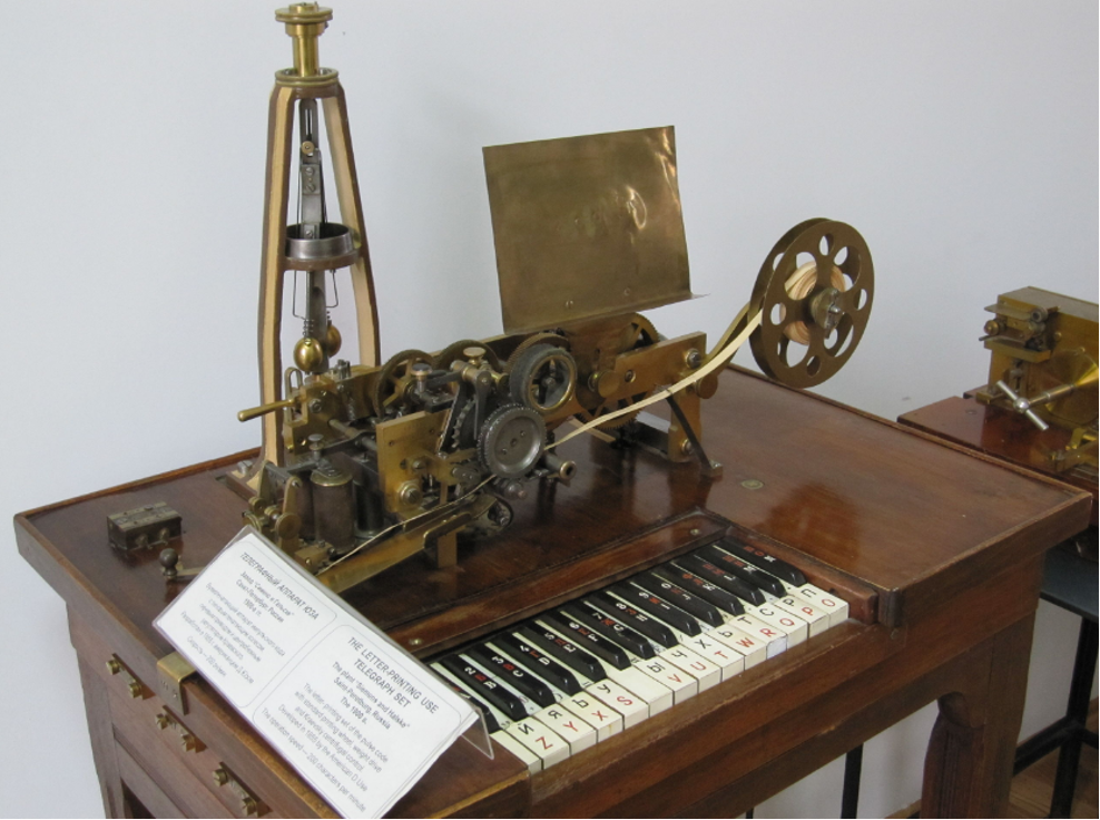 Были и такие образцы: это телеграф 1900 года производства Siemens & Halske с клавиатурой такой же, как в фортепьяно.