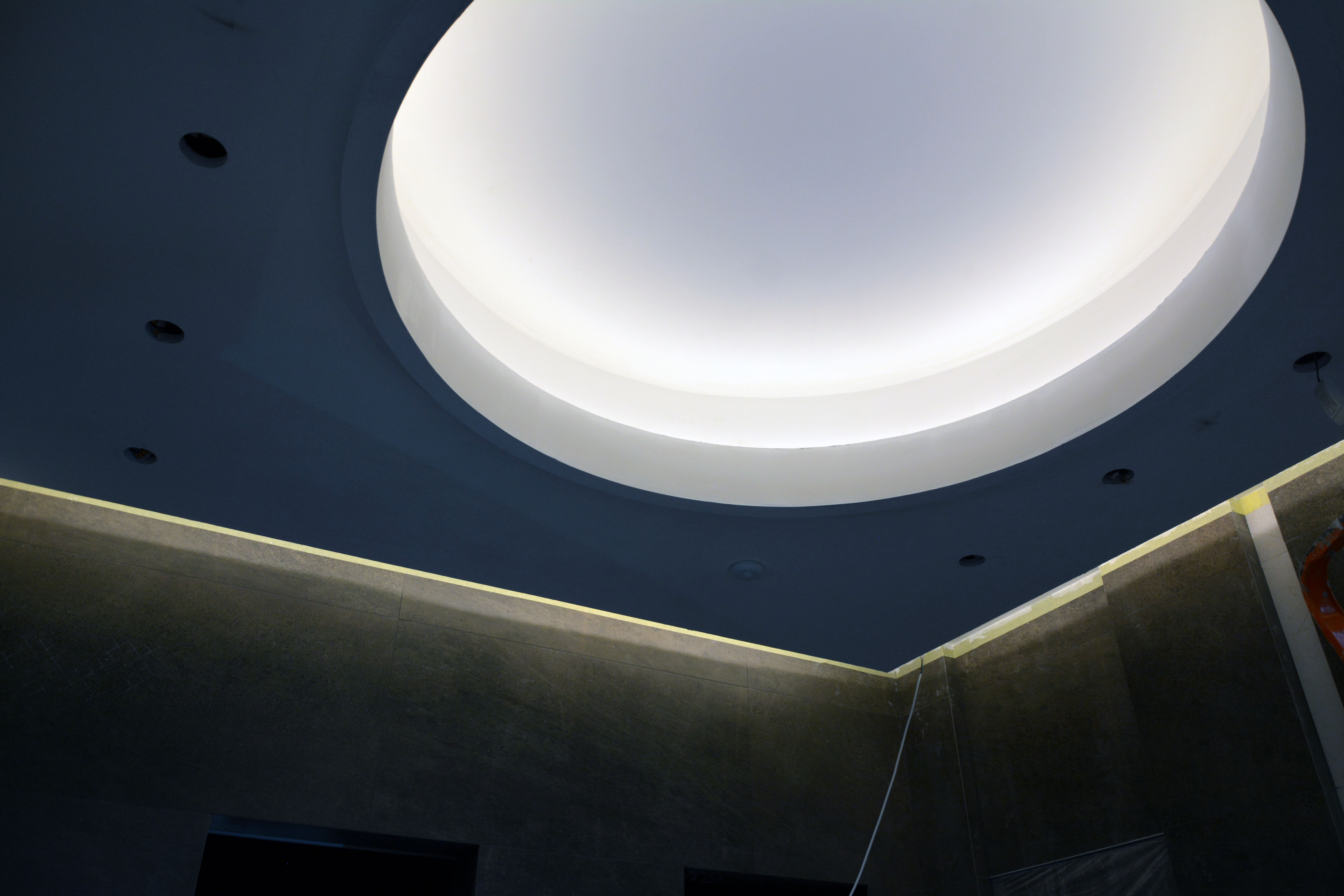 Большой светильник в ванной и декоративная светодиодная подсветка периметра потолка