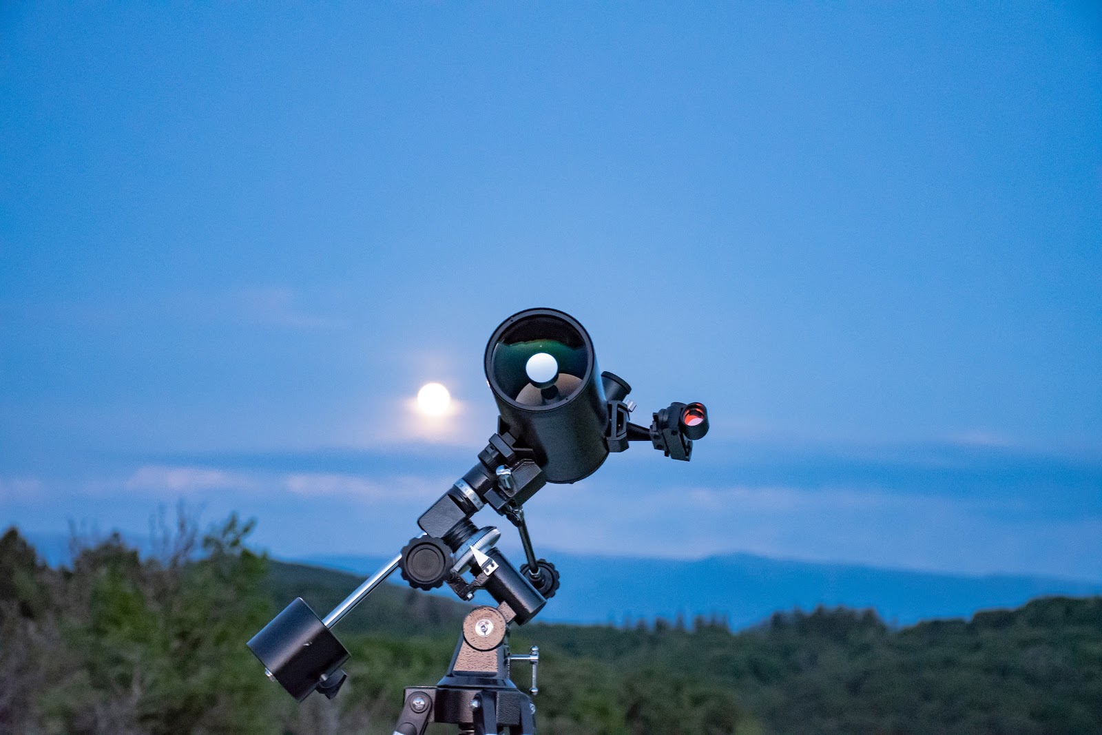 В качестве объектива я применял телескоп Levenhuk Skyline Pro 90 MAK, знакомый читателю по статье о кратковременных лунных явлениях. 