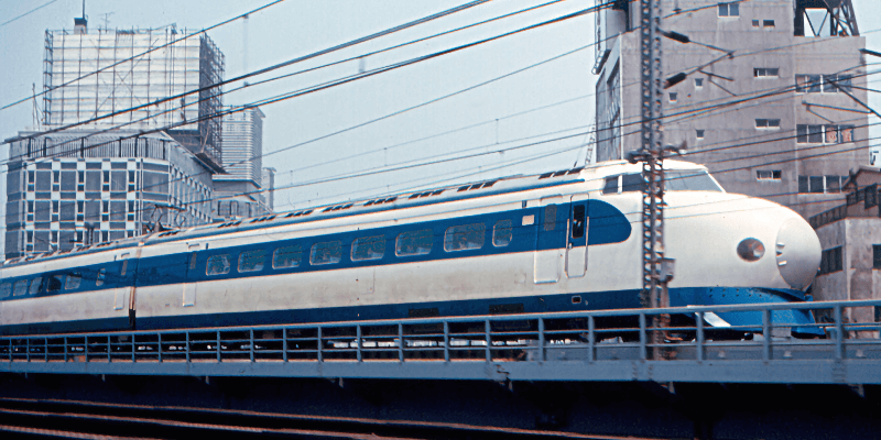 Поезд серии 0 Синкансэн получил прозвище «поезд-пуля»