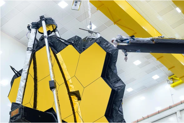 Завершение этого испытания является последней контрольной точкой, призванных подготовить 18 шестиугольных зеркал Вебба к длинному путешествию и новым открытиям.
Chris Gunn NASA