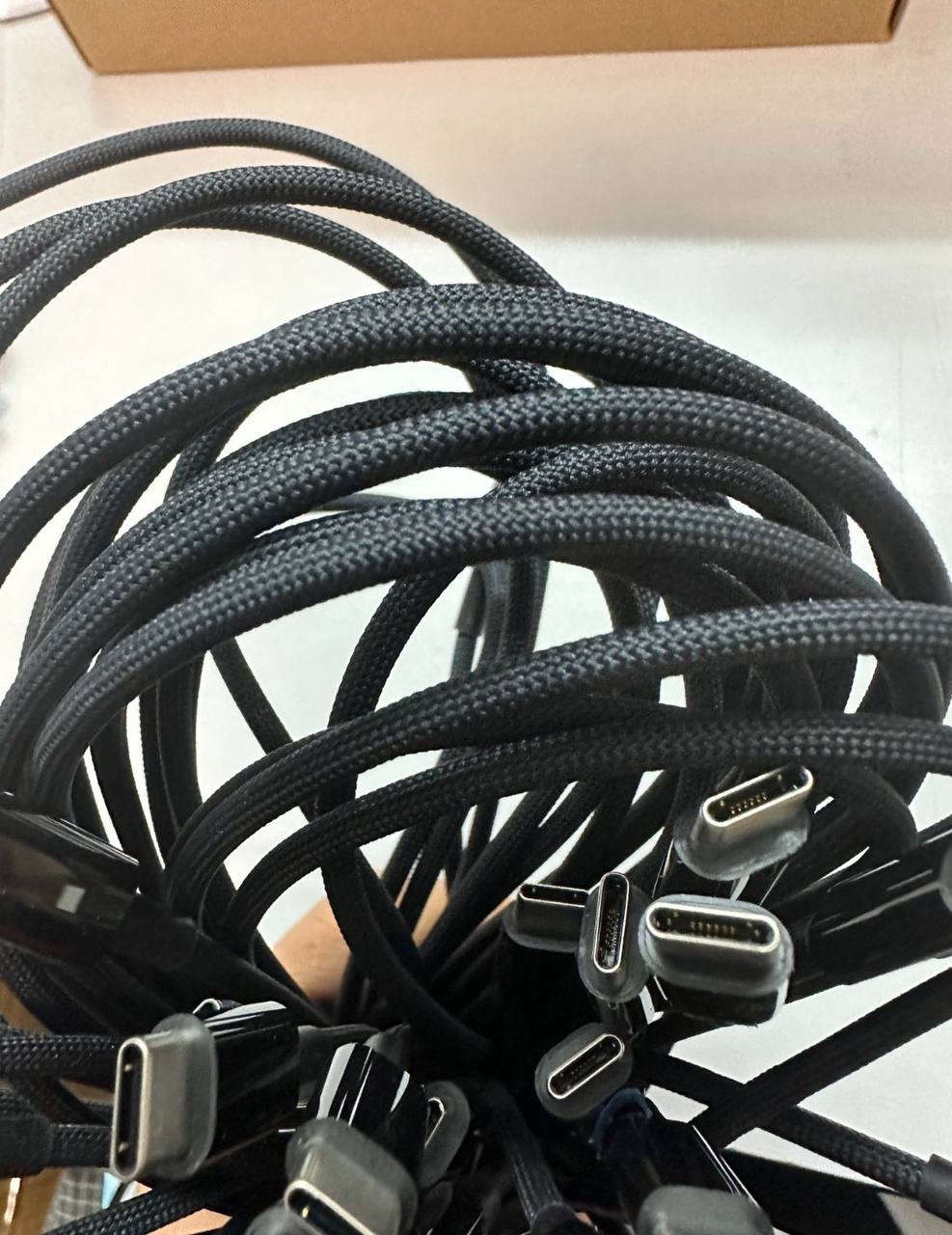 Черные плетёные кабели USB-C to USB-C, например (якобы для iPhone 15)