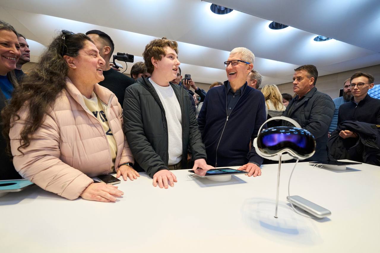Тим Кук общается с первыми покупателями Apple Vision Pro