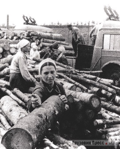 Разгрузка дров с грузового троллейбуса во время войны