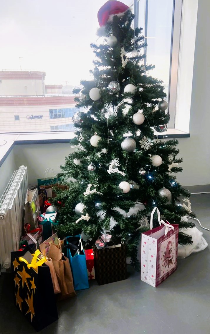 "Тайный Санта" оставил подарки в одном из офисов