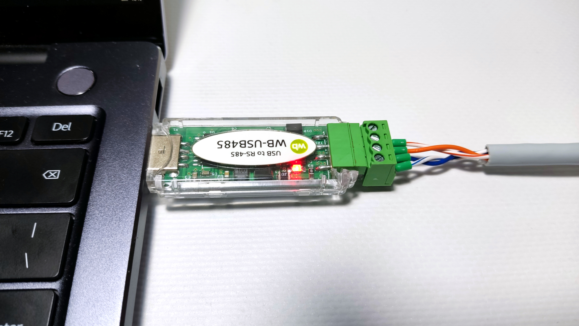 Красный индикатор питания в версии 2.2 и жёсткий кабель для подключения устройств