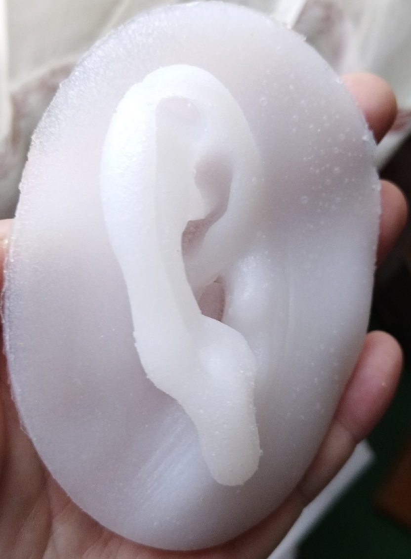реплика правого уха из силикона