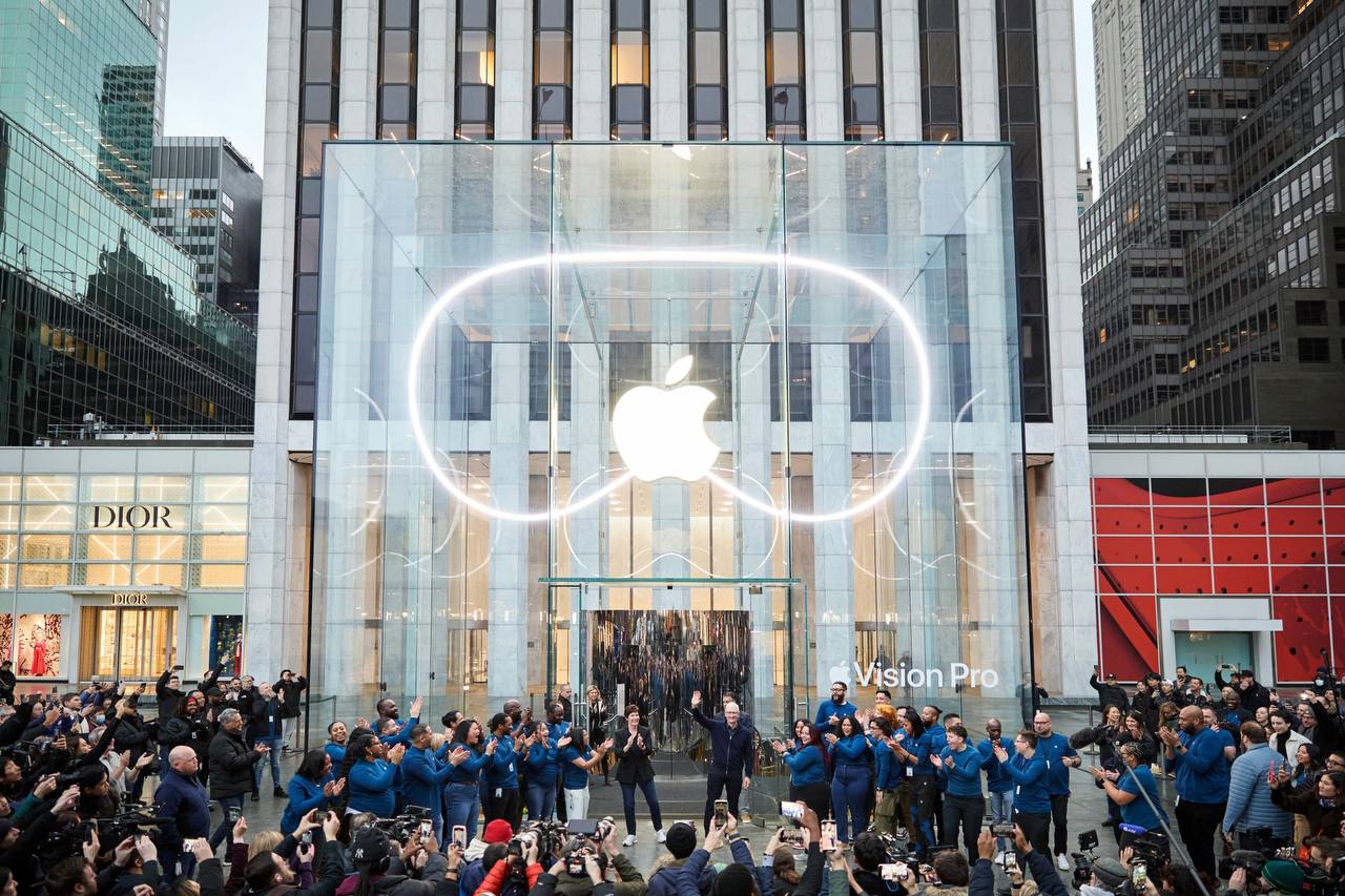 Тим Кук и Дейрдре О'Брайен лично приветствовали первых покупателей Apple Vision Pro в Нью-Йорке. 