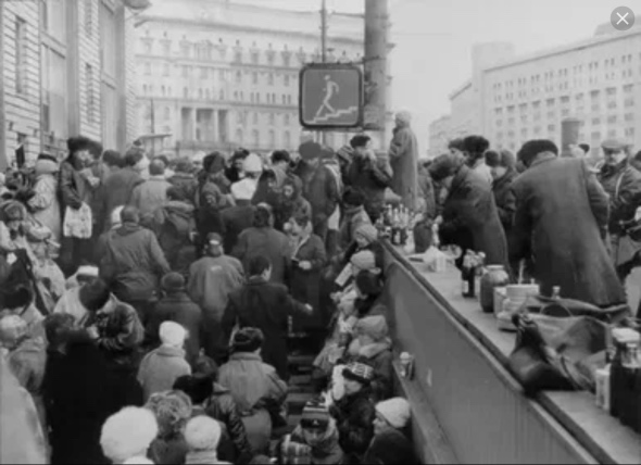 Барахолка на пол-Москвы Булка хлеба стоит четверть флoмастера (фото  из 90.х годов)