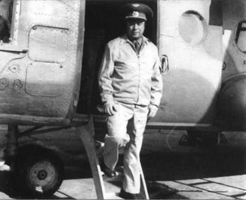 Заместитель командующего ВВС КВО по армейской авиации полковник Б. Нестеров после очередного полета над ЧАЭС. Май 1986 г.