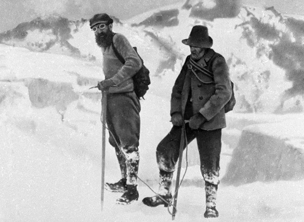 Отто Юльевич Шмидт (слева) на Памире