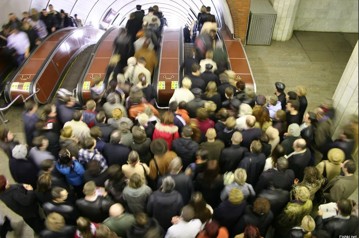 Сколько времени он был на эскалаторе. Эскалаторы Московского метро в часы пик. Очередь к эскалаторам метро Москвы. Толпа в метро на эскалаторе СПБ. Толпа в метро на эскалаторе.