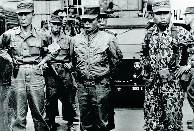 Пак Чон Хи с военными Источник